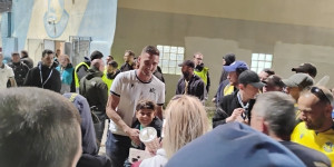Τρέλα και αποθέωση για τον «χρυσό» σκόρερ Μακέντα