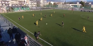 Η στιγμή που κουκουλοφόροι μπήκαν στις εξέδρες και διέκοψαν αγώνα ποδοσφαίρου γυναικών (video)