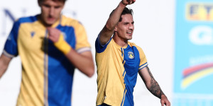 Ο Σιμόνι ήταν ο 12ος παίκτης του Αστέρα Β' AKTOR που έπαιξε για την πρώτη ομάδα