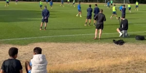Μικροί Ολλανδοί στην προετοιμασία του Αστέρα AKTOR - Πήραν φανέλες δώρο (video)