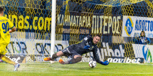 Ο Νίκος Παπαδόπουλος "καταπίνει" τα κλεψίματα