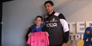 Η ρετρό φανέλα του ΑSTERAS AKTOR στα χέρια της Βασιλικής! (video)