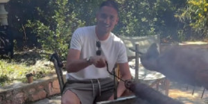 Ο... ψήστης Μακέντα σουβλίζει κοκορέτσι (vid)