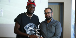 Η βράβευση του Οκό ως πρώτος σκόρερ του Β' ομίλου της Super League 2