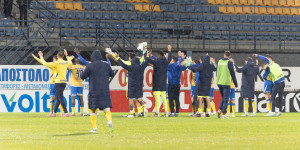 Παίκτες και κόσμος "χόρεψαν" στη βροχή