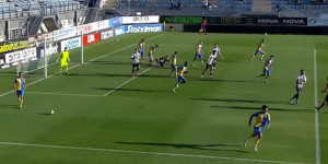 Πέναλτι ντροπή με απίστευτη υπόδειξη του βοηθού! (vid)